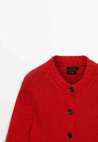 Röd stickad kofta med ribbad krage och tre svarta knappar, märkt 100 % bomull från Massimo Dutti.