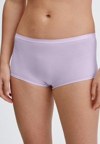 Lavendel katoenen boyshorts met een gladde textuur, een brede tailleband en contrasterende naden. Eenvoudig ontwerp zonder patronen of accenten.