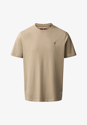 Bézs színű, rövid ujjú, kerek nyakú póló kis hímzett logóval a bal mellrészen és egy anyagcímkével az alsó szegély közelében.