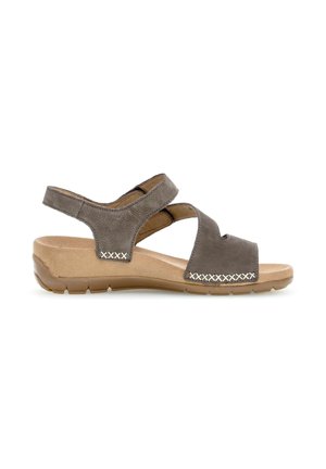 Grijze open-toe sandaal van suède met verstelbare enkelriem, gevoerde beige zool en decoratieve witte kruissteekdetails op de riemen.