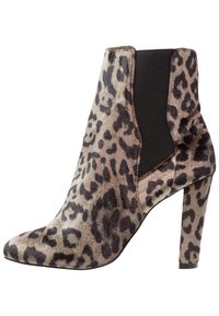 Botín de altura tobillo con tejido de estampado de leopardo, tacón grueso y paneles laterales de elastano negro para facilitar el calzado.