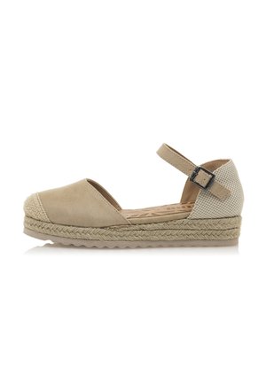 Espadrille beige con punta de ante y parte superior de doble material. Una correa en el tobillo con hebilla y plantilla de yute trenzado. Detalle texturizado en el talón.