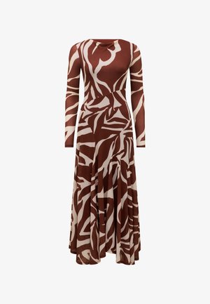 Abito maxi marrone e beige a maniche lunghe con motivo astratto, dal corpetto aderente e gonna fluida su sfondo bianco.