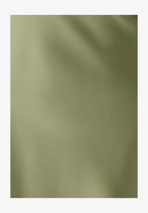 Vienmērīga auduma tekstūra viendabīgā, laikam piemērotā olīvzaļā krāsā ar smalkiem krokām un maigu apgaismojumu.