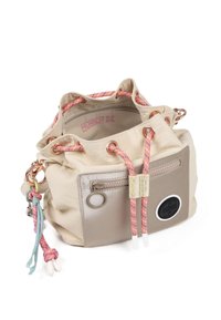 Beige Stoff-Eimer-Tasche mit pinken und blauen Zugbändern, silbernem Zubehör, vorderer Reißverschluss-Tasche und runder Logo-Patch. Offenes Oberdesign.