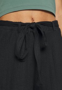 Vero Moda Petite Šortky - black