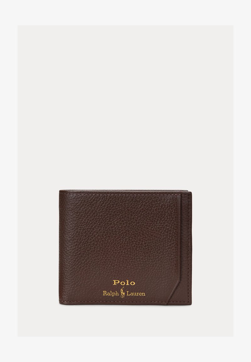 Braune lederne Geldbörse mit goldfarbenem Polo Ralph Lauren Logo, das unten rechts geprägt ist, geschlossen auf weißem Hintergrund dargestellt.