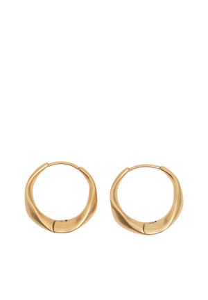 Par de pequeños aros de oro torcidos con acabado liso y pulido y cierres abatibles, exhibidos sobre un fondo blanco.