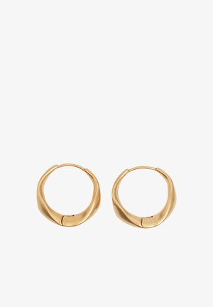 Par de pequeños aros de oro torcidos con acabado liso y pulido y cierres abatibles, exhibidos sobre un fondo blanco.