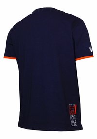 Námořnická modrá bavlněná tričko s krátkým rukávem, oranžovým lemem na manžetách a bílým/červeným textem detail na dolní levé straně. Hladká textura.