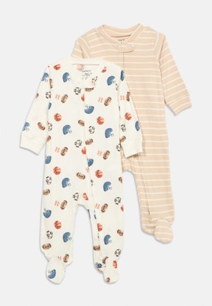 Dva dječja kombinezona s nogavicama: jedan bež sa bijelim prugama, jedan bijeli s šarenim uzorcima sportskih lopti i kaciga, oba s patent zatvaračima sprijeda.