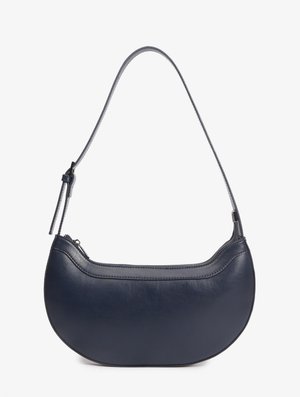 Bolsa de ombro em pele azul-marinho com forma arredondada, alça única, fecho de correr e textura suave. Design minimalista sem quaisquer ornamentos adicionais.