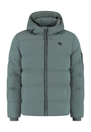 Groene gewatteerde winterjas met capuchon, voorrits, zijzakken en een ritszak op de linker mouw.