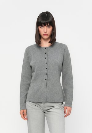 Grijze lange mouwen cardigan van gebreid stof, met een ronde halslijn en zwarte knopen sluiting aan de voorkant. Glad textuur.