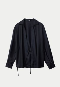 Svart satinblus med krage och knytning framtill, lång ärm och knappdetalj vid manschetten. Mjuk textur med en flytande design.