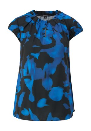 Blouse à manches courtes noire avec un motif abstrait bleu audacieux, présentant un col rond et un léger ruché aux épaules. Tissu lisse.