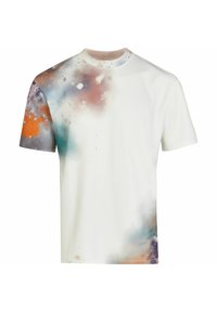 Bílá tričko s krátkým rukávem, které má na levé straně a rukávu multicolor abstraktní sprejový vzor v modré, oranžové a hnědé barvě.