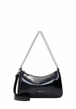 Czarna błyszcząca torba na ramię z srebrnym łańcuszkiem jako paskiem i zamkiem błyskawicznym, mały prostokątny kształt, logo Tamaris na środku przodu.