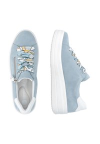 Baskets en daim bleu clair avec semelles compensées blanches, lacets décoratifs à motifs et détail de fermeture éclair latérale, présentées vues de dessus et de côté.