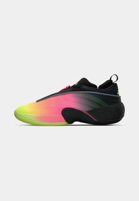 Zapatillas deportivas negras con parte superior en degradado de rosa a amarillo, suela verde y detalles en rosa. Presentan un diseño aerodinámico y elegante, con una superficie texturizada.