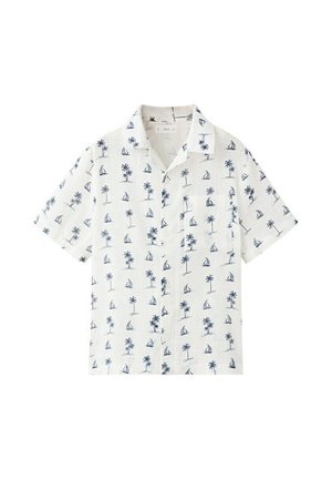 Weißes Kurzarmhemd mit Knopfleiste und dunkelblauem Palmen- und Segelbootdruck, mit klassischem Kragen und vorderer Brusttasche.