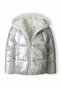 Silver puffjacka med en glänsande yta, quiltat mönster, framdragkedja och en vit fuskpälsfoderhuva. Kort, fyrkantig form.