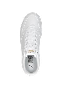 Scarpa sportive bianche con tomaia in pelle liscia, dettagli perforati, lacci piatti, accenti dorati e soletta brandizzata con codice QR.