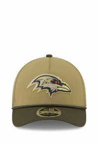 Brauner Baseballcap mit abgerundetem Oberteil, gesticktem Baltimore Ravens-Logo in Grau und Schwarz sowie einem grünen Schirm mit texturierten Details.