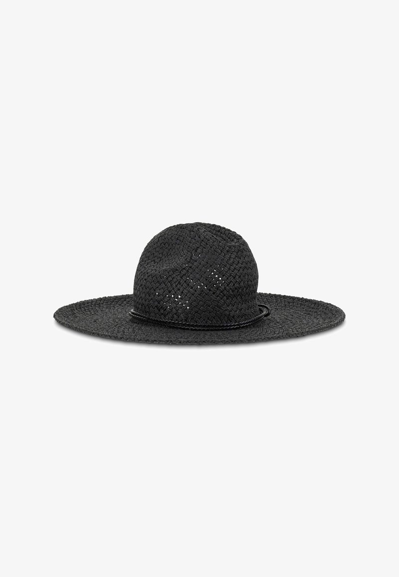 Chapeau large en paille noire tissée avec une calotte arrondie et un fin ruban tressé autour de la base de la calotte.