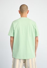 Carhartt WIP POCKET - Základné tričko - charm green