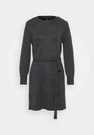 Kuldans gray langærmet strikket kjole med rund halsudskæring, sidelukket bælte, ribbede manchetter og knapdetaljer på venstre skulder.