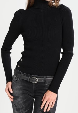 Schwarzer gerippter Rollkragenpullover mit eng anliegenden langen Ärmeln, dezenten puffierten Schulterdetails und Druckknopfakzenten an der Seite.