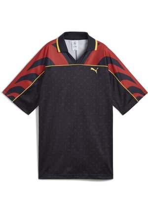 Czarna i czerwona sportowa koszulka z krótkim rękawem, żółtymi akcentami, kołnierzykiem i logo Puma na piersi.