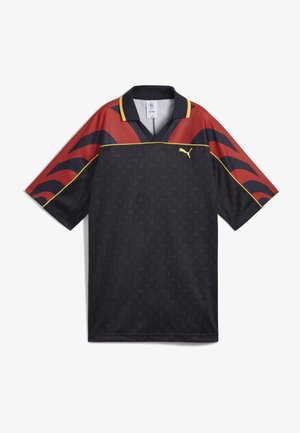 Schwarz-rotes Sporttrikot mit kurzen Ärmeln, gelben Akzenten, einem Kragen und einem Puma-Logo auf der Brust.