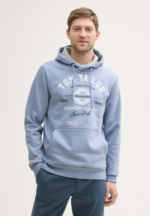 Lichtblauwe hoodie met een kangoeroezak, met witte merktekst aan de voorkant. Gelaagd met een grijze capuchon en van zachte katoen.