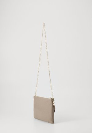 Beige crossbody tas gemaakt van textuurmateriaal, voorzien van een gouden kettinghengsel en een ritssluiting. Glad oppervlak met minimale details.