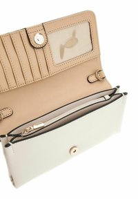 Portefeuille beige avec un extérieur texturé, présentant plusieurs emplacements pour cartes, une fenêtre ID transparente et un compartiment zippé avec des accents en doré.