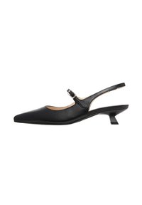 Sort læderslingback sko med spidse tæer, justerbar spænde og en kort firkantet hæl. Glat tekstur med strømlinede linjer.