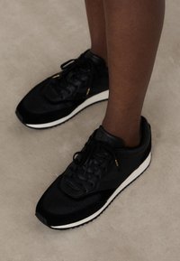 KAI - Joggesko - black