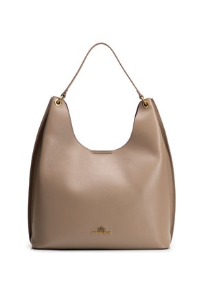 Taupekleurige leren shopper met enkele riem en goudkleurig beslag, met klein geperst logo nabij de onderkant.