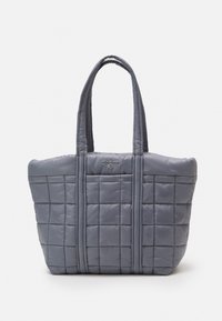 Sac à provisions matelassé gris avec deux poignées robustes et un petit détail de logo. Fabriqué en nylon rembourré, présentant une forme rectangulaire et une texture lisse.