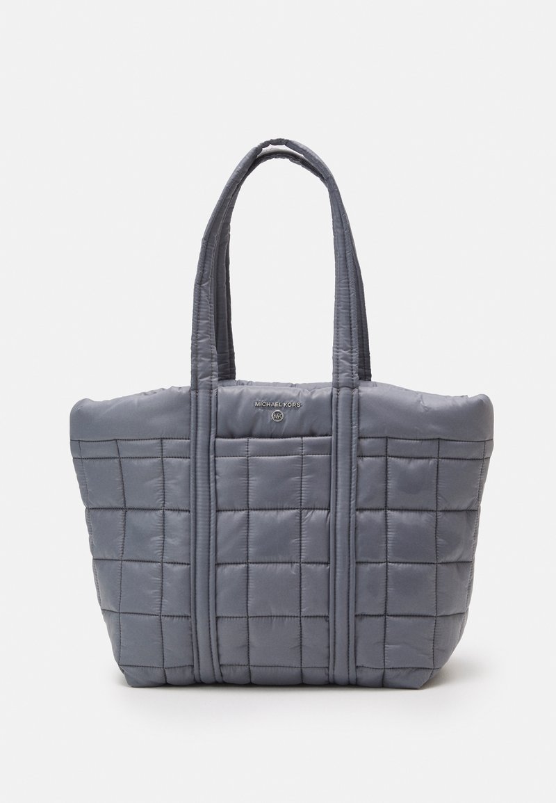 Sac à provisions matelassé gris avec deux poignées robustes et un petit détail de logo. Fabriqué en nylon rembourré, présentant une forme rectangulaire et une texture lisse.