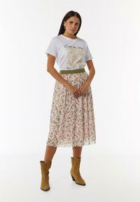 comma casual identity LOGOBAND - A-Linien-Rock - rosa