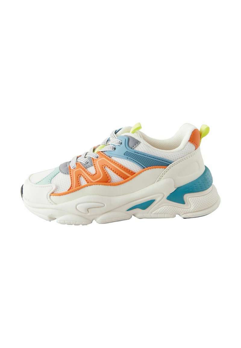 Białe sneakersy z wielokolorowymi akcentami w kolorze pomarańczowym, niebieskim i szarym. Posiadają siateczkową cholewkę, masywną podeszwę i żywe sznurówki. Występują teksturowane detale.