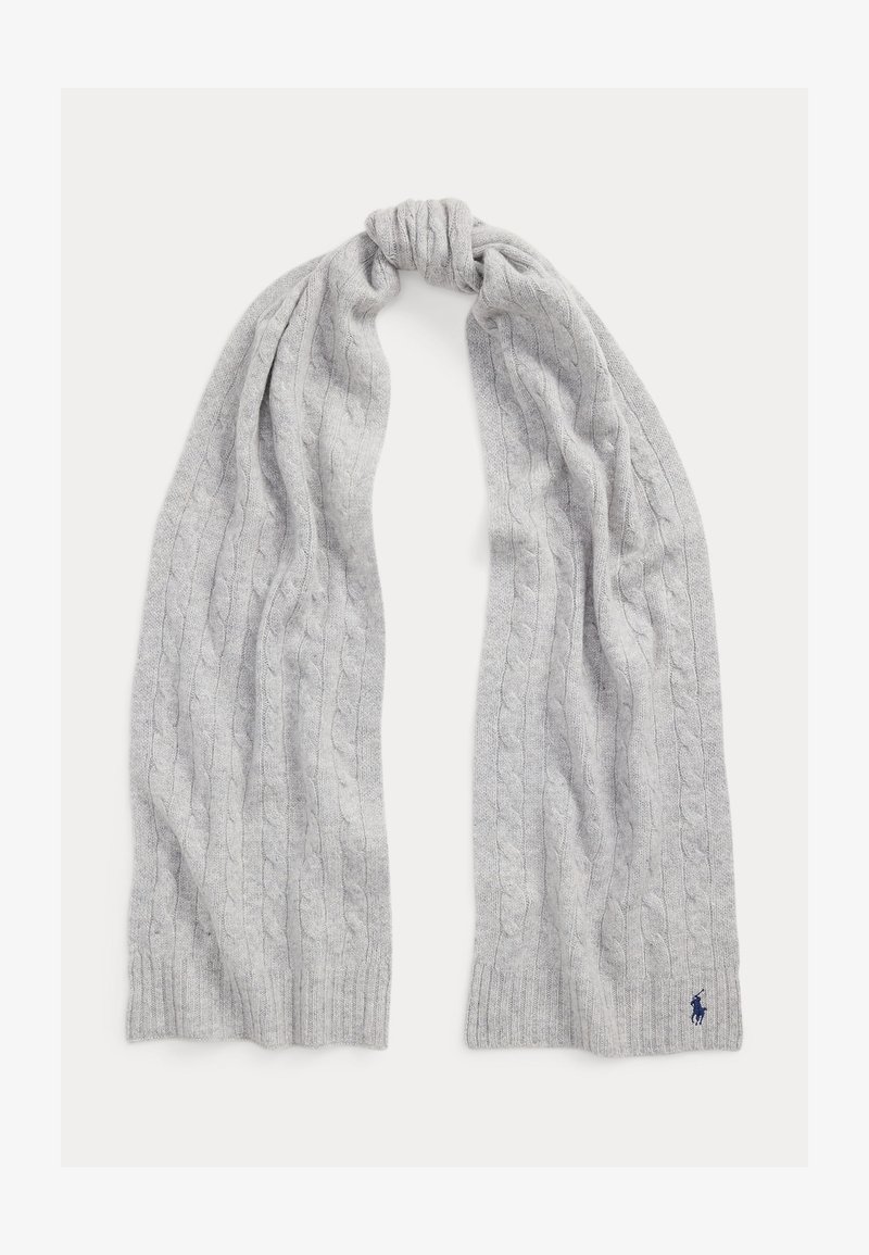 Cachecol cinzento tricotado com padrão de cabo, textura macia e extremidades caneladas. Um pequeno logótipo está bordado perto de uma das extremidades.