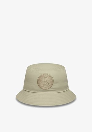 Hellbeige Bucket Hat aus Stoff. Mit einem kreisförmigen gestickten Logo mit "PARIS" und einem Eiffelturm-Design auf der Vorderseite.