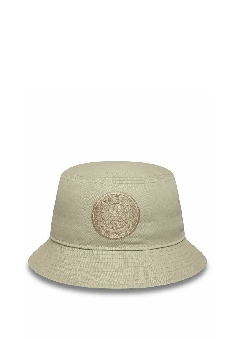 Cappello a secchiello color beige chiaro realizzato in tessuto. Presenta un logo ricamato circolare con "PARIGI" e un design della Torre Eiffel sulla parte anteriore.