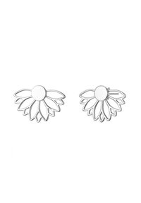 Silverfärgade blommörhängen med en rund mitt och lagerdesign av blad, med ett öppet mönster och slät yta.