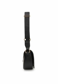 Schwarze Ledertasche mit einem kontrastierenden flachen Riemen, goldenen Hardware-Akzenten und rechteckiger Form. Texturierte Oberfläche mit seitlichem Reißverschlussdetail.
