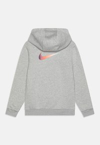 Grauer Kapuzenpullover mit einem mehrfarbigen Nike-Swoosh-Logo auf der Rückseite. Hergestellt aus weichem Stoff mit gerippten Bündchen und Saum.